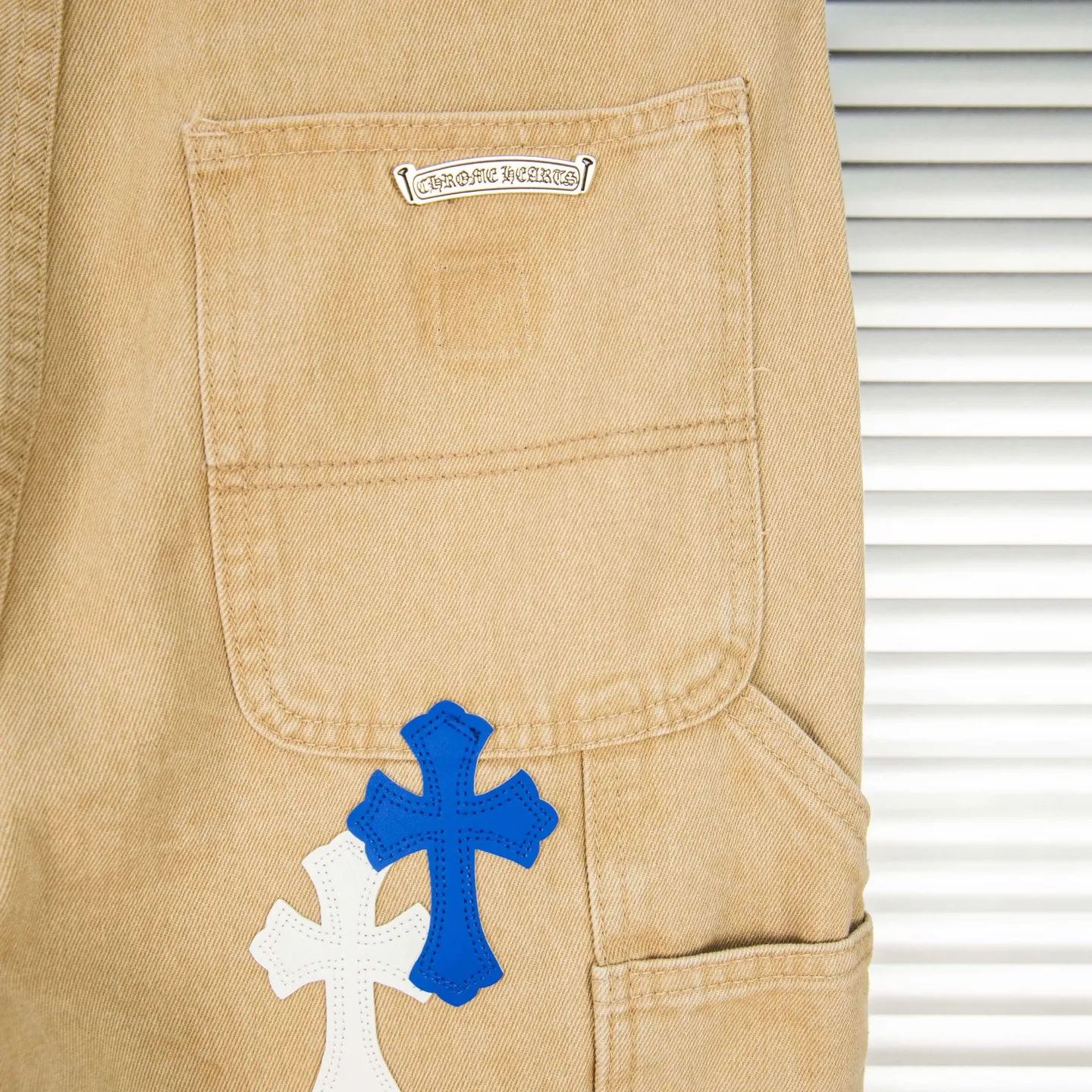 P280 Chrome Hearts khaki denim and white and blue multi-leather popular couple jeans are a hot trend this season and are sought after by countless celebrities and fashionistas. The neat details of the cutting process add color to the playful fashion! The neat and meticulous design, and the well-fitting structure is unique. The upper body not only has outstanding recognition, but also looks younger and younger. A style with the ultimate wearing meaning and performance, gorgeous color matching, and the craftsmanship of this style is also extremely extraordinary. After the finished product is washed, it is disassembled and hand-made with sheepskin cross leather and then spliced ​​together to complete. The whole piece has too many craftsmanship to describe. It is decorated with patchwork cross flowers and high-waisted washed jeans! ! Absolutely high-end luxury product, a god-level single product, a super popular product, made with top heavy industry, a must-see magic weapon that can't be missed. Style number: 1827# Size: 30 32 34 36 Color: Khaki